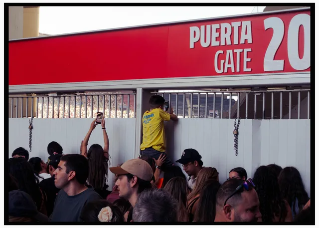 El gentío en el exterior del Riyadh Air Metropolitano durante un concierto de Bad Bunny en Madrid