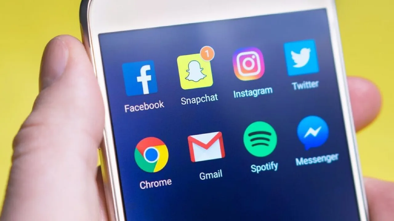 Persona con teléfono Android