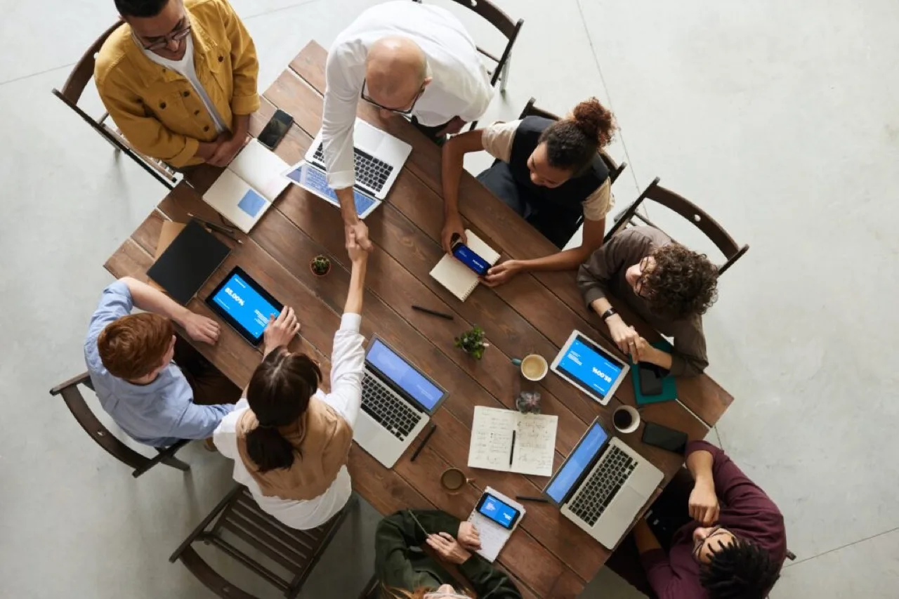 Equipo en sesión de brainstorming