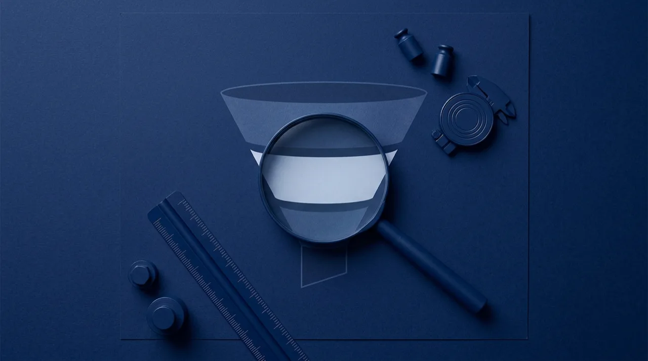 Bodegón monocromático en azul marino: una lupa sobre un gráfico de embudo con la zona central iluminada, metáfora de medir el middle funnel