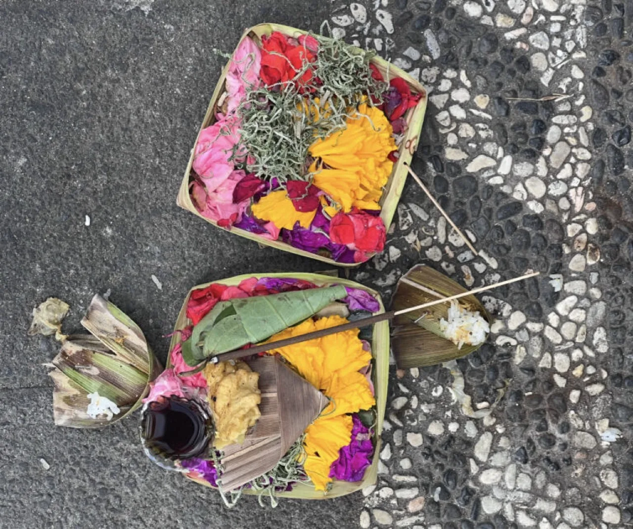 Ofrenda en la acera