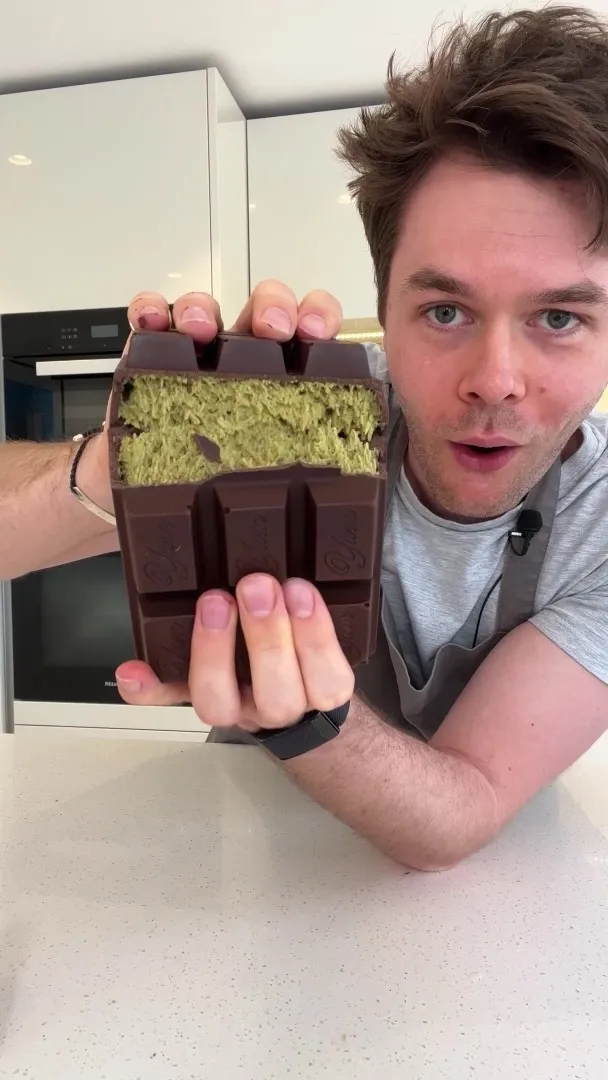 Fotograma del vídeo de TikTok de @harrisonwebb97 preparando la tableta viral de chocolate Dubái con pistacho
