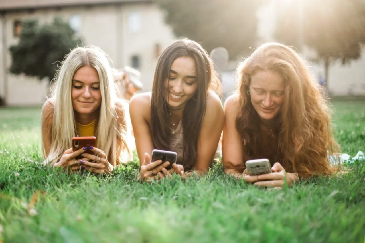 Amigas navegando en el móvil