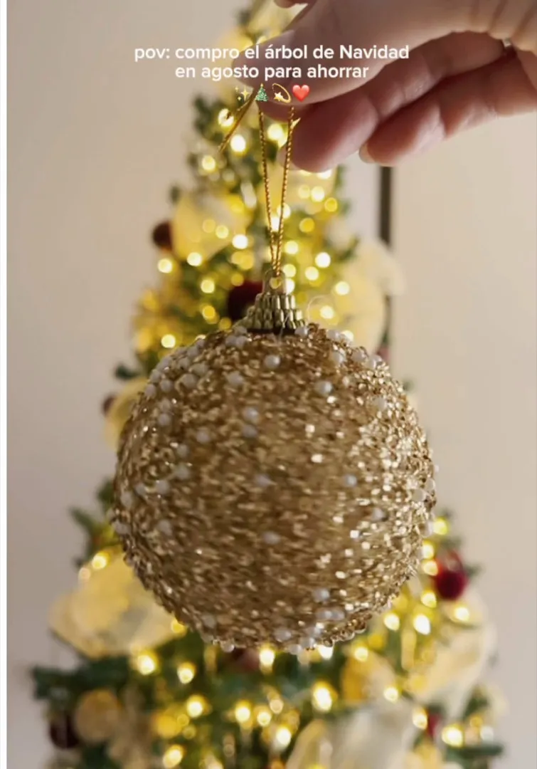 Fotograma del vídeo de TikTok de @hey_elsy sobre comprar la Navidad con antelación para ahorrar