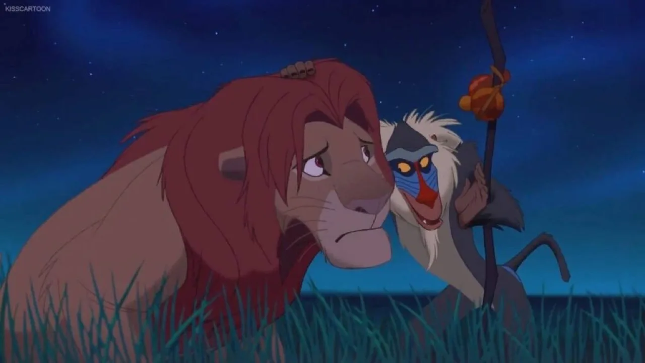 Simba adulto con Rafiki en El Rey León