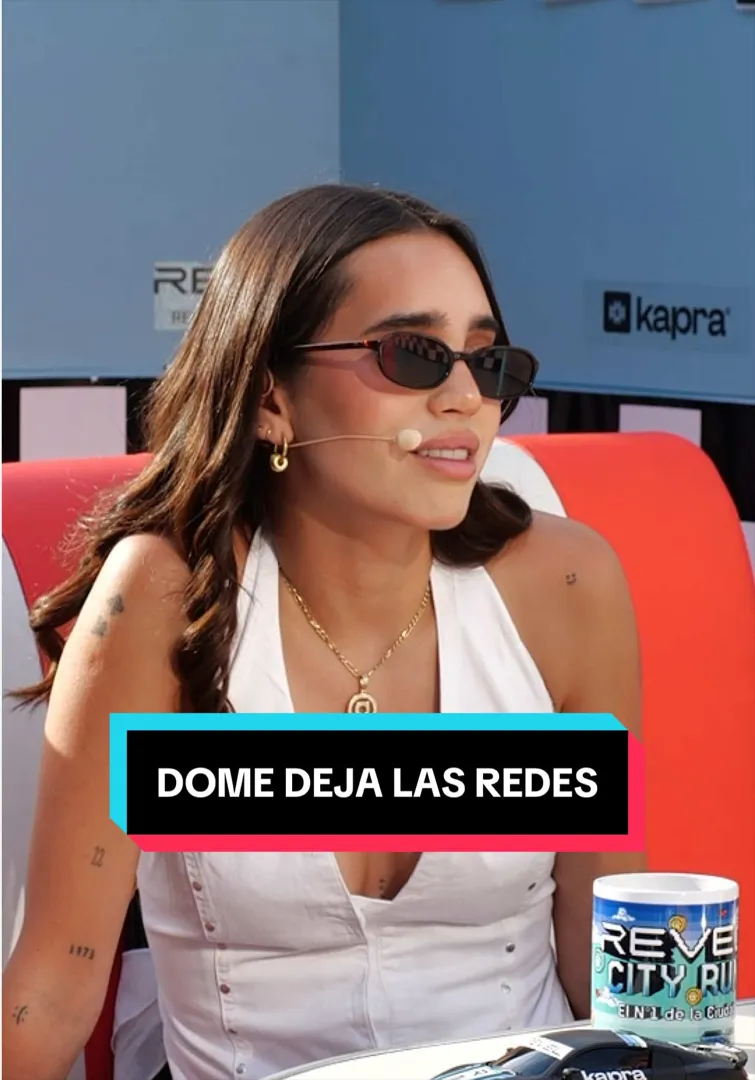 Fotograma del vídeo de TikTok de @kapradiner en el que una creadora anuncia que deja las redes sociales, con el rótulo «Dome deja las redes»