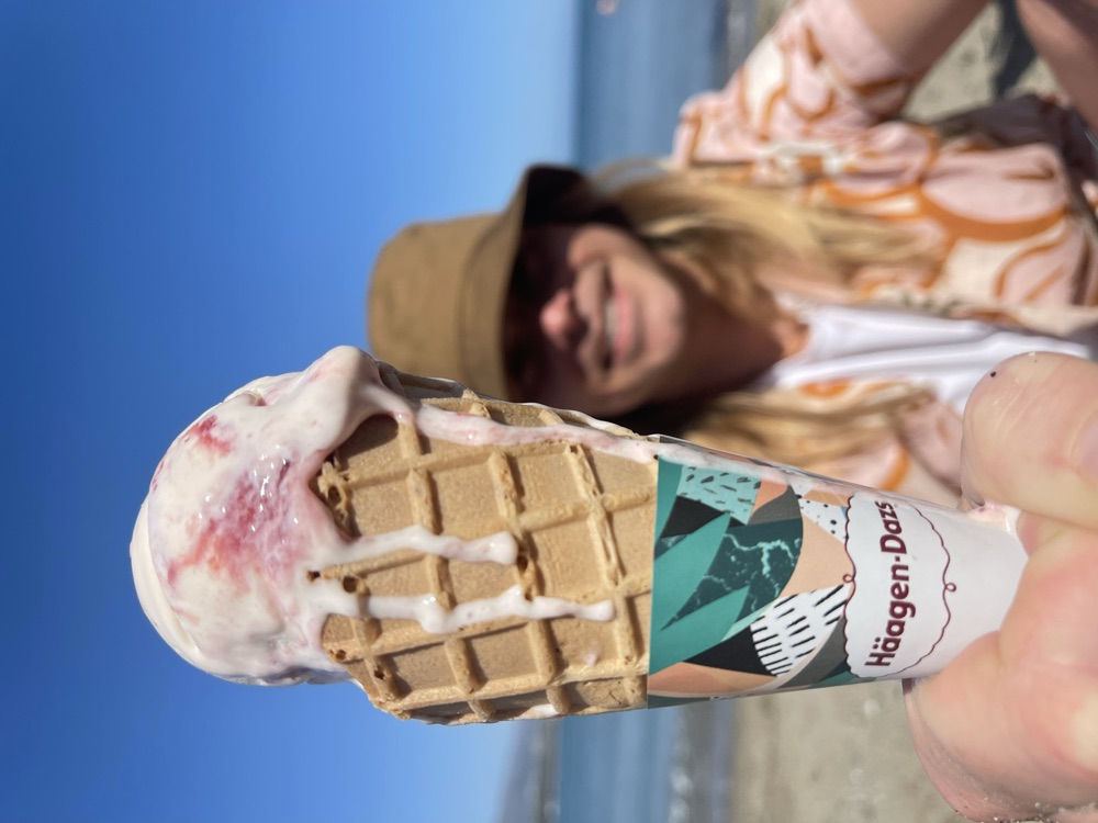 Persona disfrutando un Häagen-Dazs