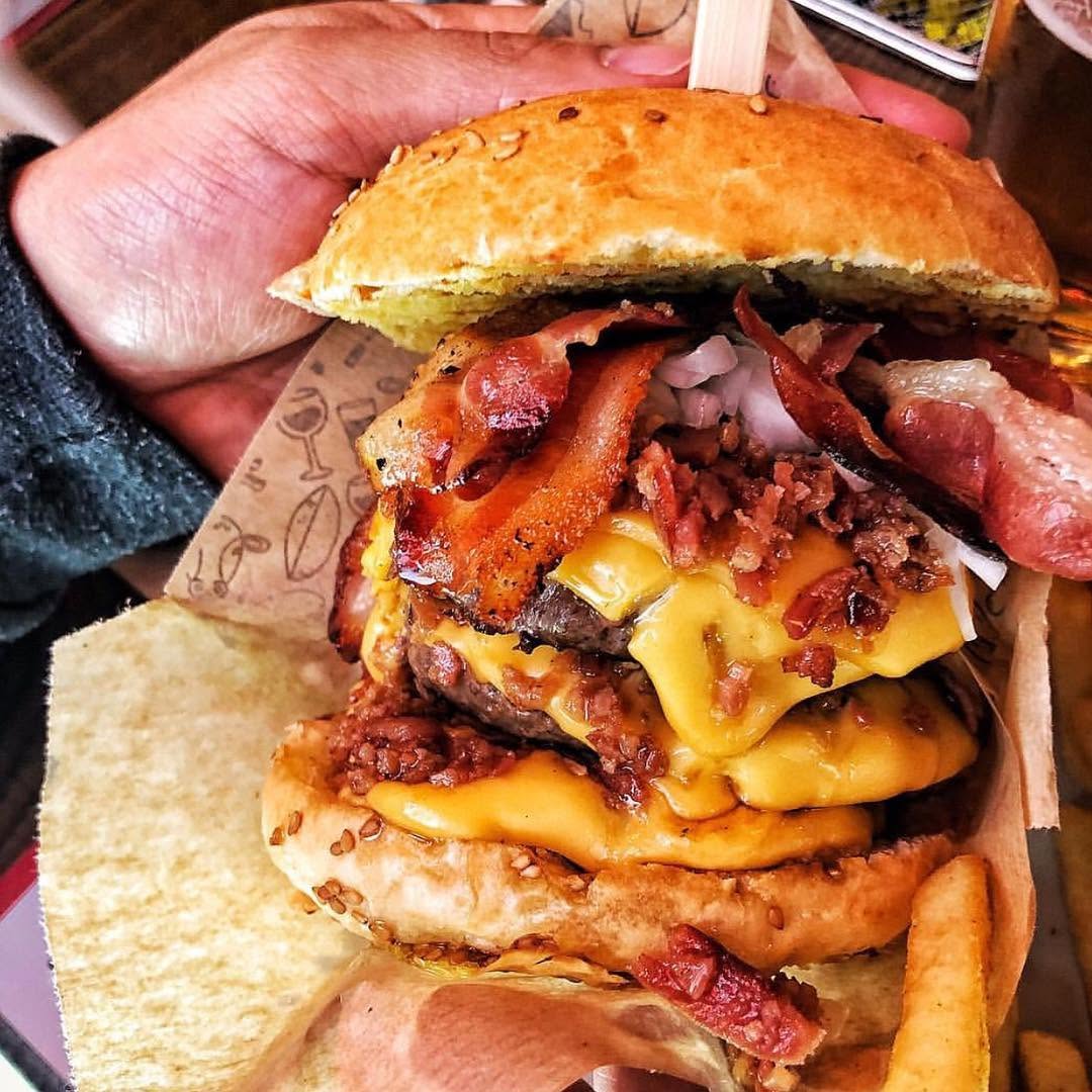 Con mucho bacon y queso soy feliz.