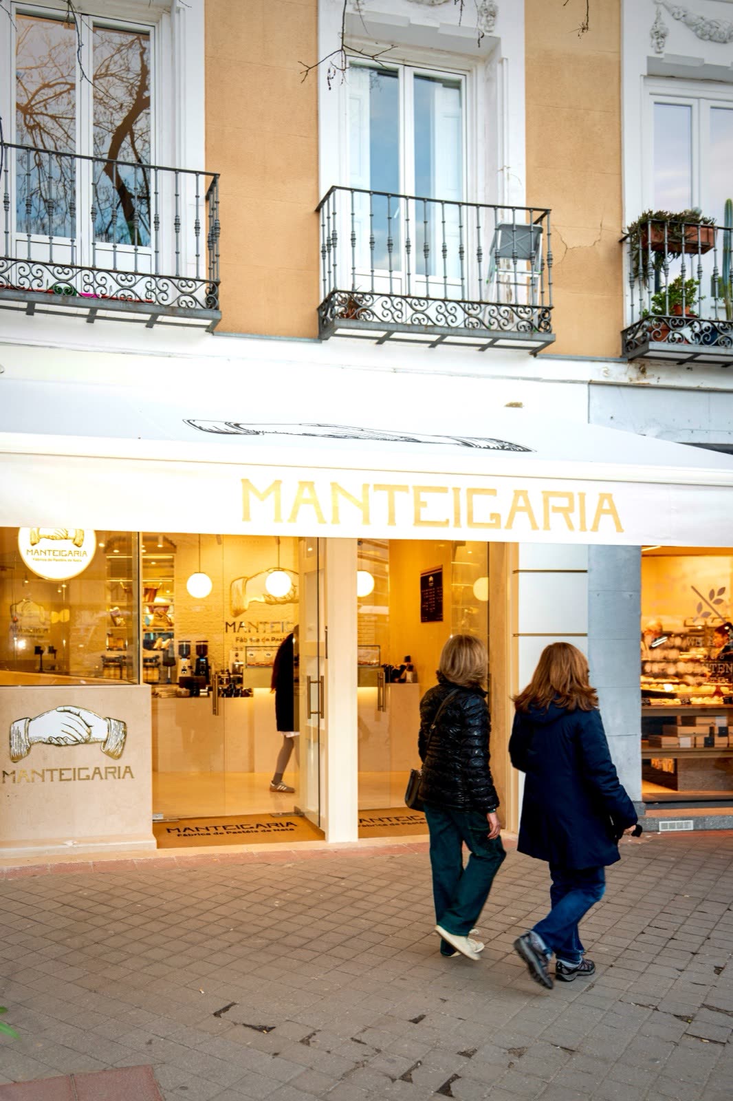 Manteigaria: Cada apertura, una acción de marca: ilustradores madrileños intervienen las cajas de pasteles.